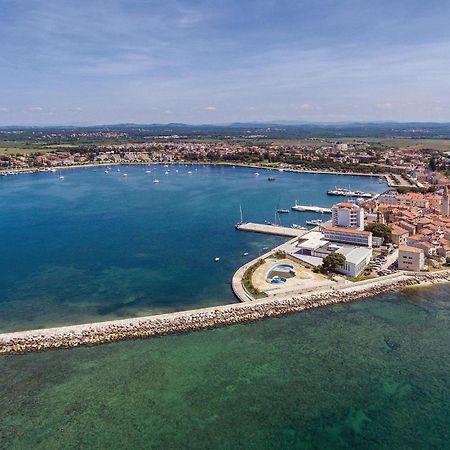 Lovely Apartment In Umag With Kitchen Exterior foto