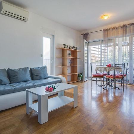 Lovely Apartment In Umag With Kitchen Exterior foto