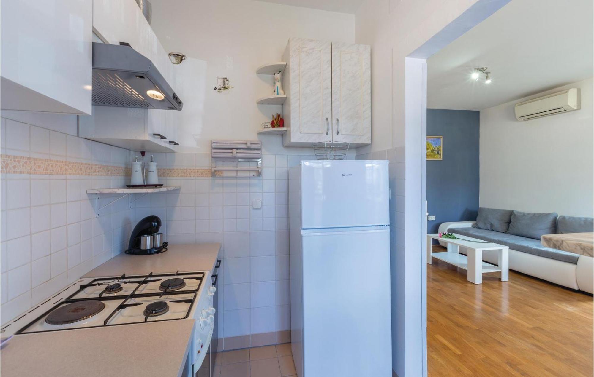 Lovely Apartment In Umag With Kitchen Exterior foto