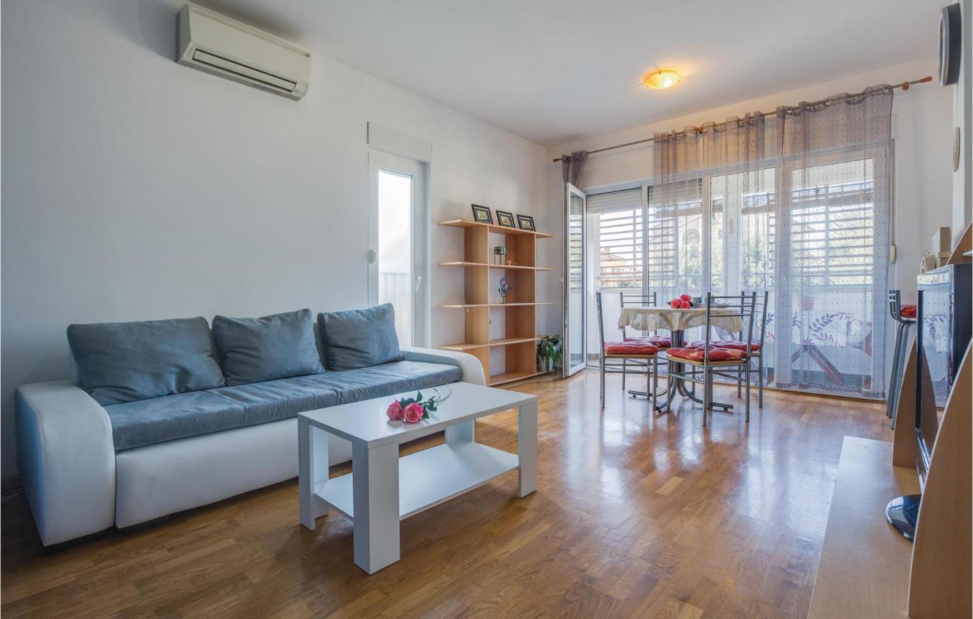 Lovely Apartment In Umag With Kitchen Exterior foto